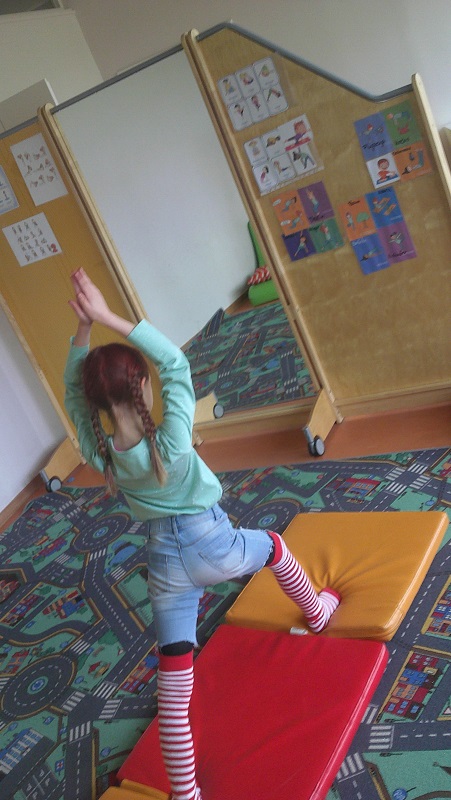 Im Entspannungsraum werden Yogaübungen von den Yogakärtchen ausprobiert